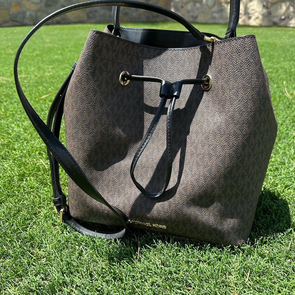 Michael Kors Black Shoulder Bag with Sophisticated Design